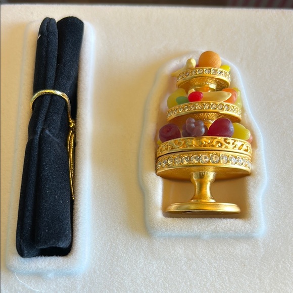 Estee Lauder Gold and Red Festive Compact Set - Picture 11 of 14